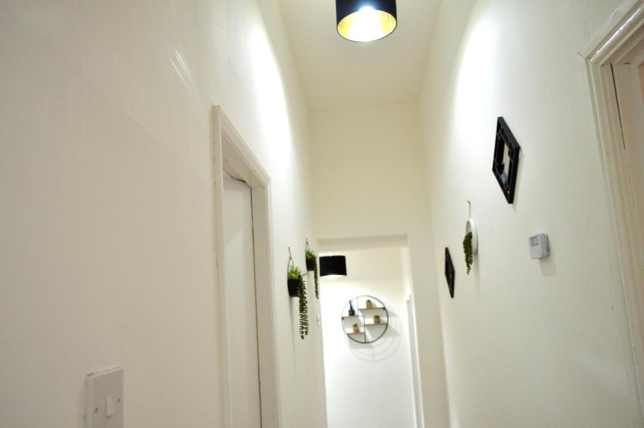 Beautiful Two-Bed Apartment With Driveway Parking Nottingham Exterior photo