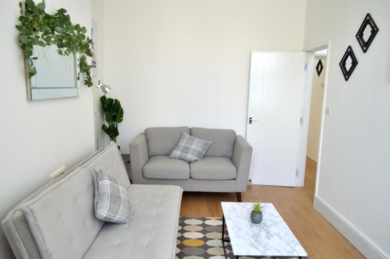Beautiful Two-Bed Apartment With Driveway Parking Nottingham Exterior photo