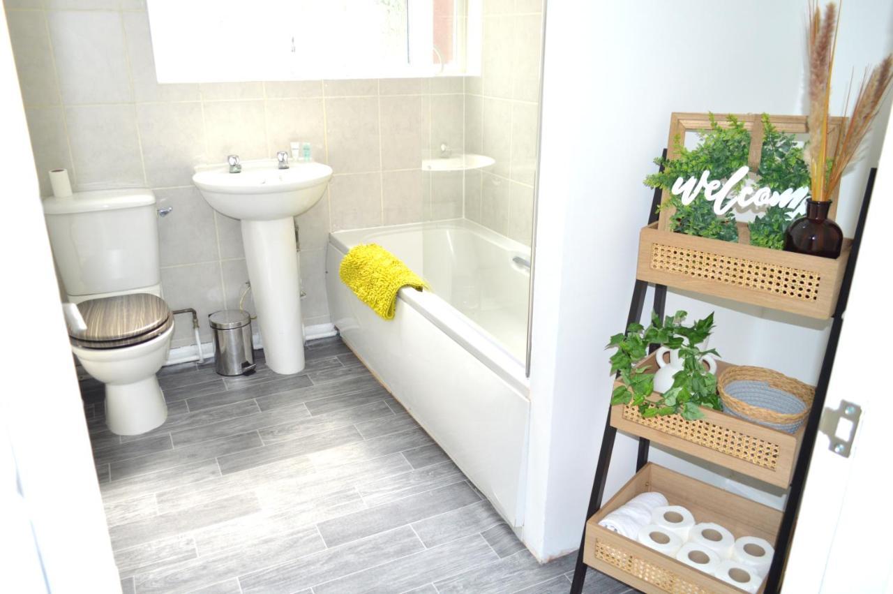 Beautiful Two-Bed Apartment With Driveway Parking Nottingham Exterior photo